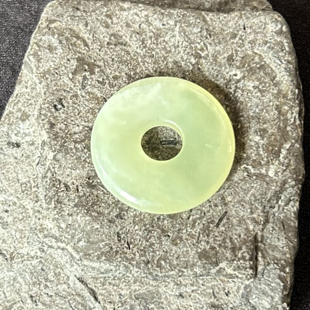 grüner Donut Anhänger aus Serpentin